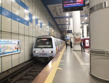 Κωνσταντινούπολη: Άντρας έπεσε μέσα στις κυλιόμενες σκάλες σε σταθμό του μετρό (βίντεο)